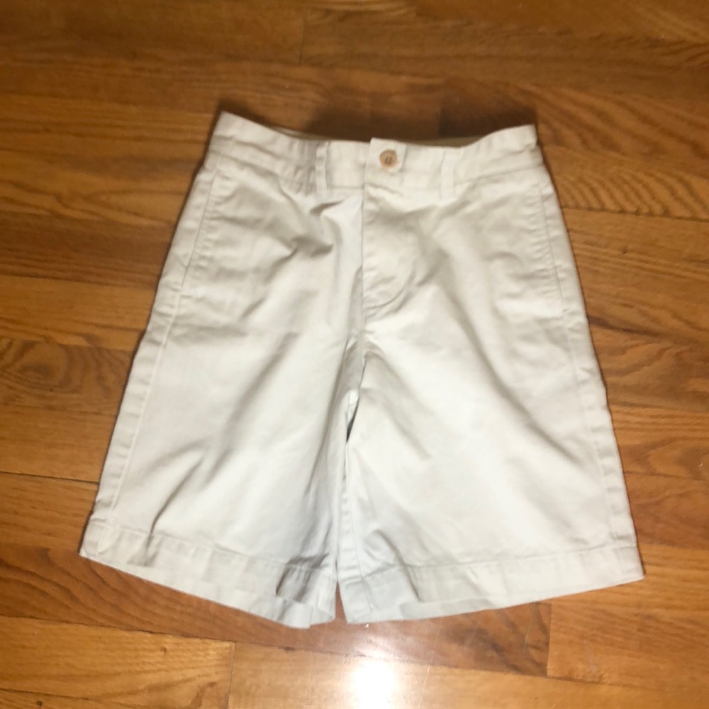 Vineyard vines khaki shorts size 8